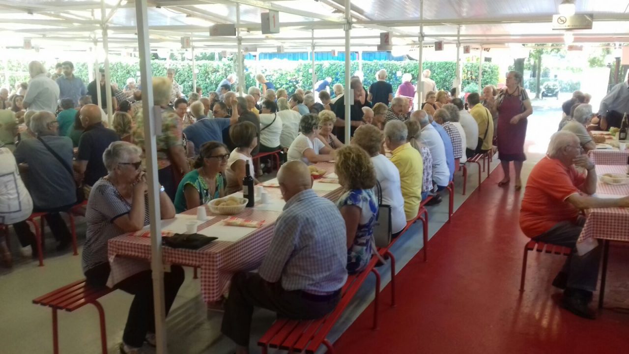 Gli anziani canturini al pranzo dell’Auser