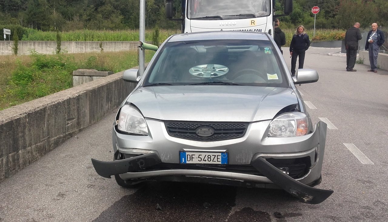 Auto cade dalla rampa del camion. Nessun ferito
