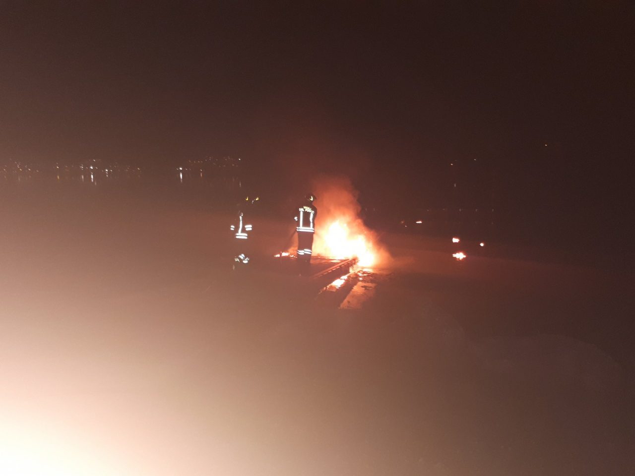 Incendio a Rogeno: a fuoco il pontile a lago