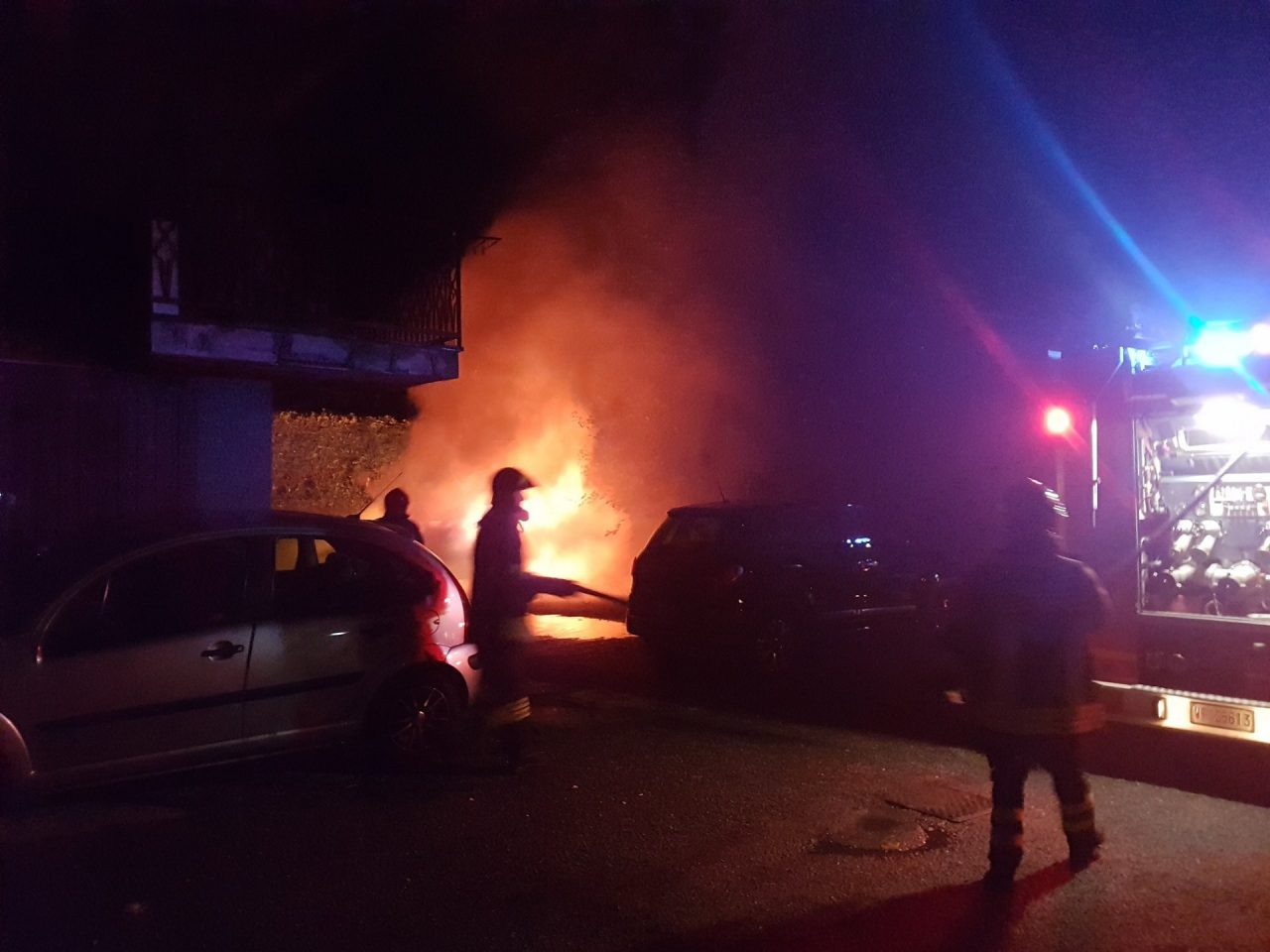 Auto in fiamme: notte di fuoco a Ponte Lambro. FOTO