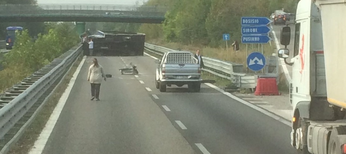 Camion ribaltato sulla SS36, spunta il video di un automobilista