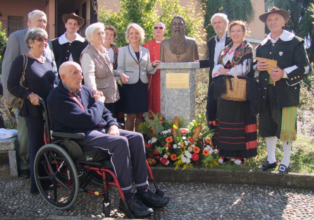 Monsignor Aristide Pirovano: inaugurato a Erba il suo busto. FOTO