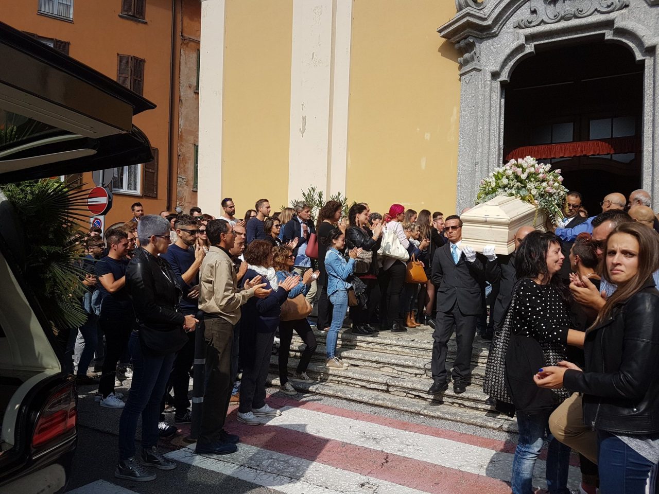 L’ultimo saluto a Clara Trezzi: l’abbraccio della folla