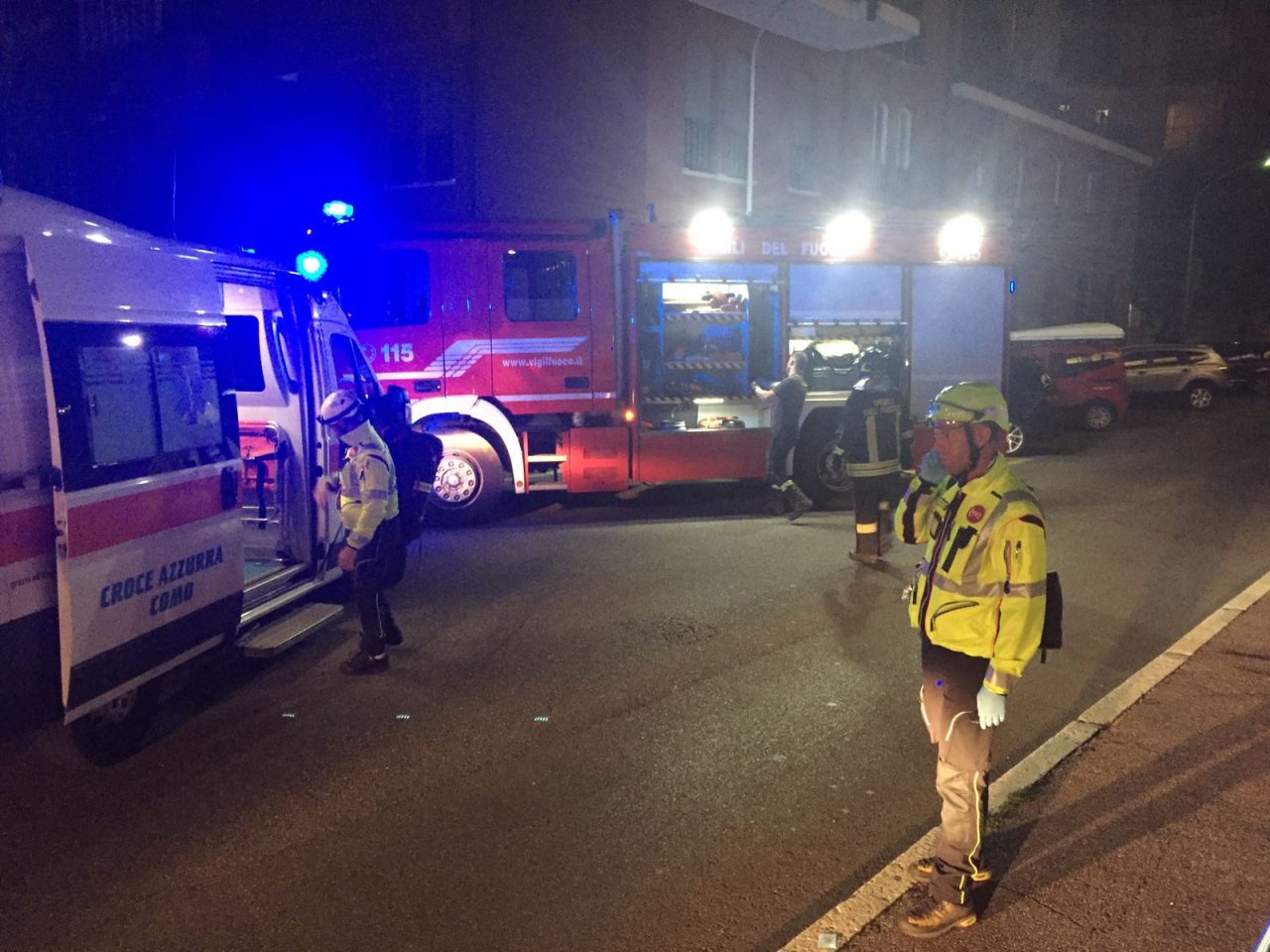 Incendio alla piscina Sinigaglia: tre persone coinvolte. FOTO