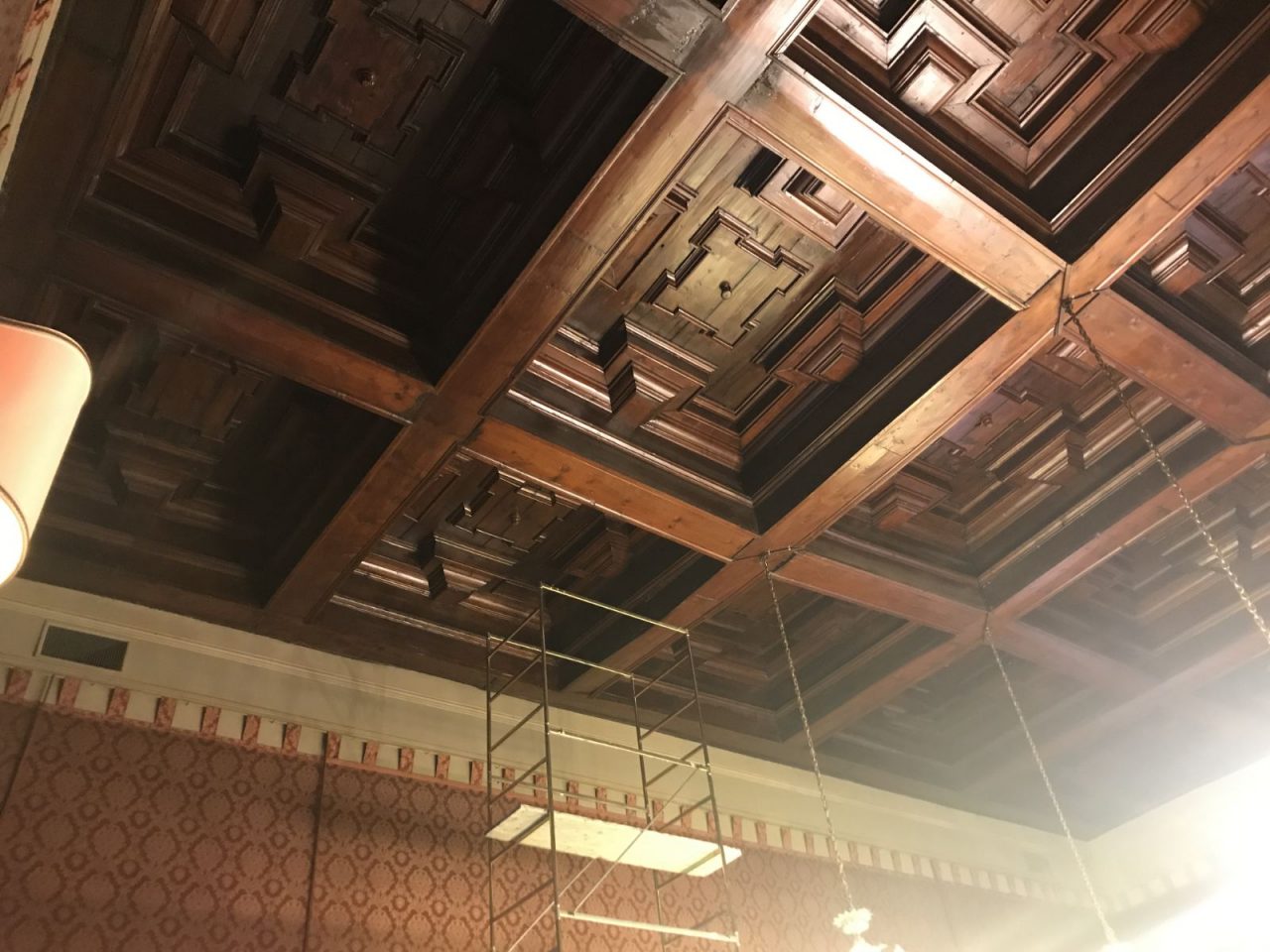 Cede una trave del soffitto: sala consiliare inagibile