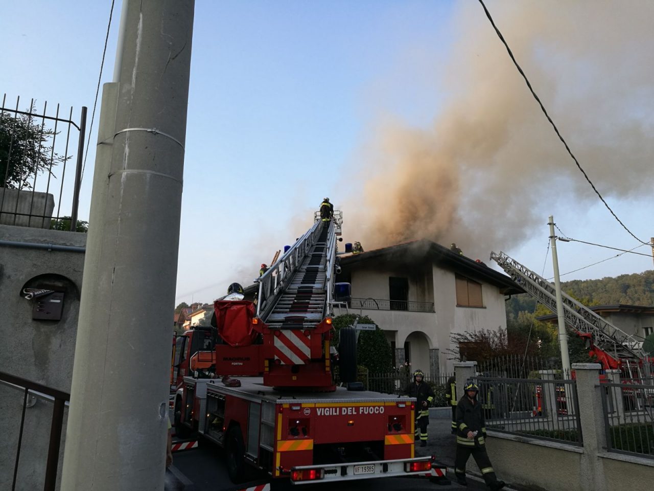 Incendio a Cantù: tetto in fiamme. FOTO