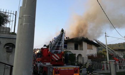 Incendio a Cantù: tetto in fiamme. FOTO