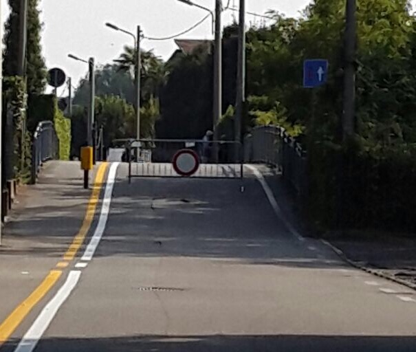 Cavalcavia chiuso, ponte danneggiato da un camion