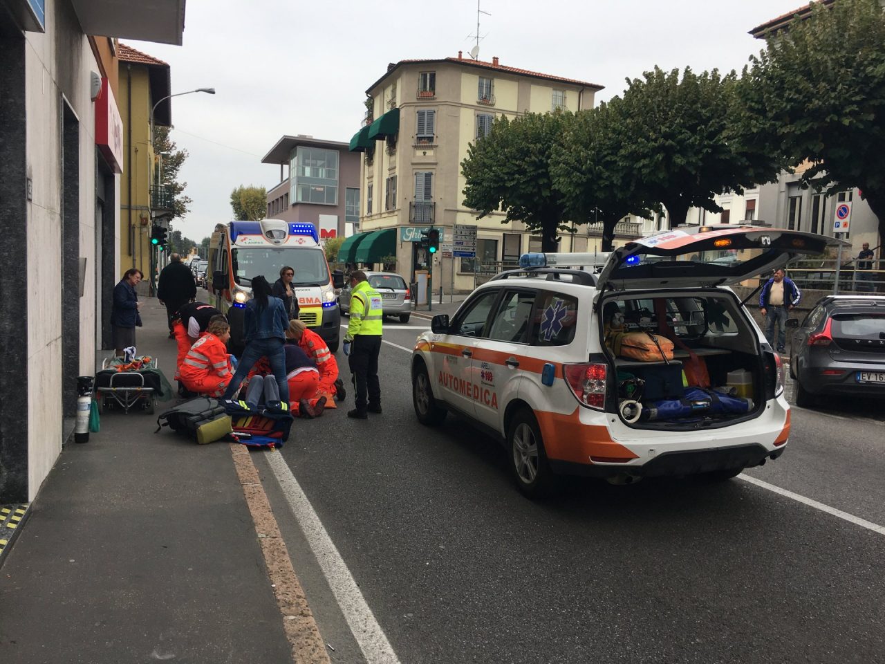 Malore in strada, traffico bloccato