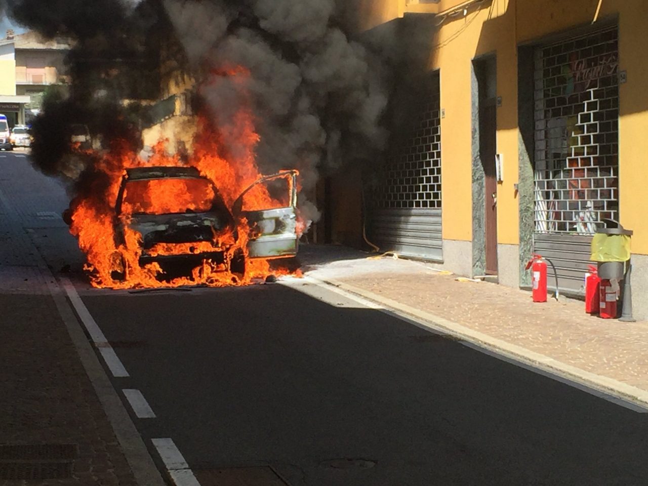 Fiamme in via San Gerardo, auto carbonizzata VIDEO