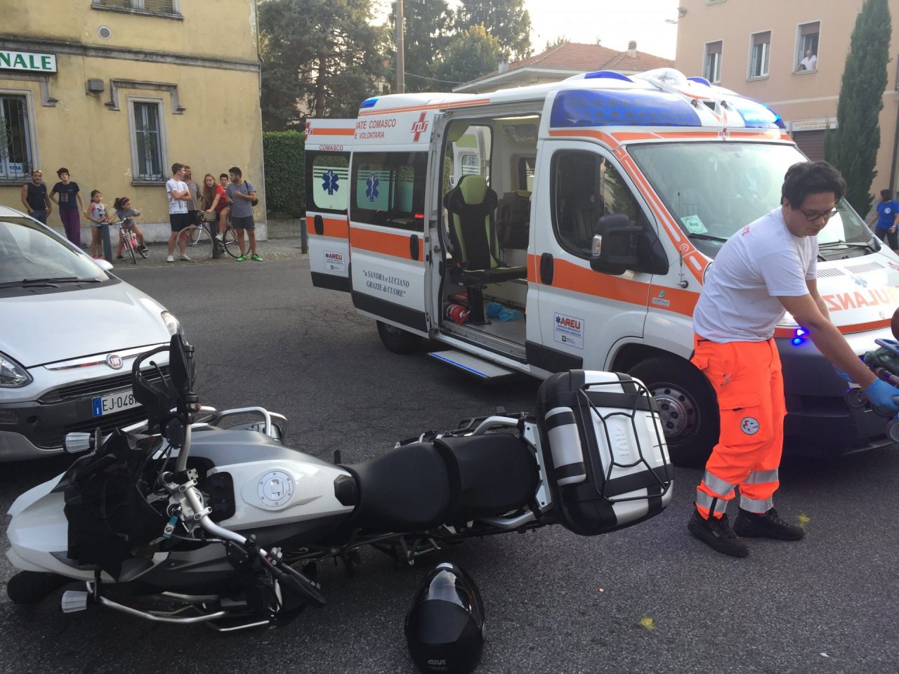 Incidente in piazza San Gerardo, auto contro moto