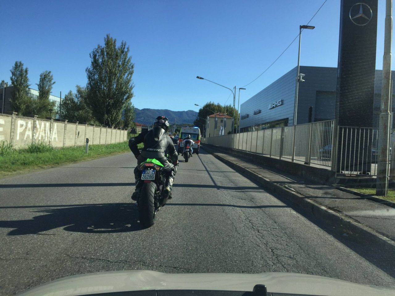Donna cade dalla moto, incidente sulla Statale dei Giovi