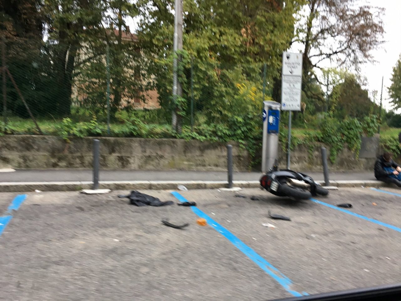 Incidente in via Milano, scooter a terra