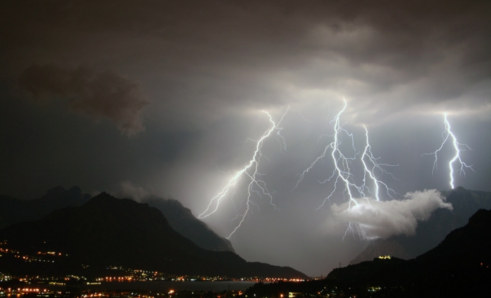 Codice giallo della Protezione Civile per temporali forti a Lecco e Como già da domani