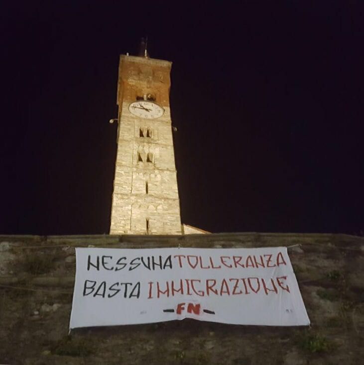 Forza Nuova espone uno striscione a Cantù: “Basta immigrazione”
