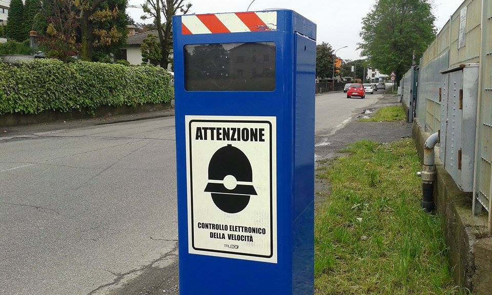 Due giovani sradicano un autovelox ad Asso