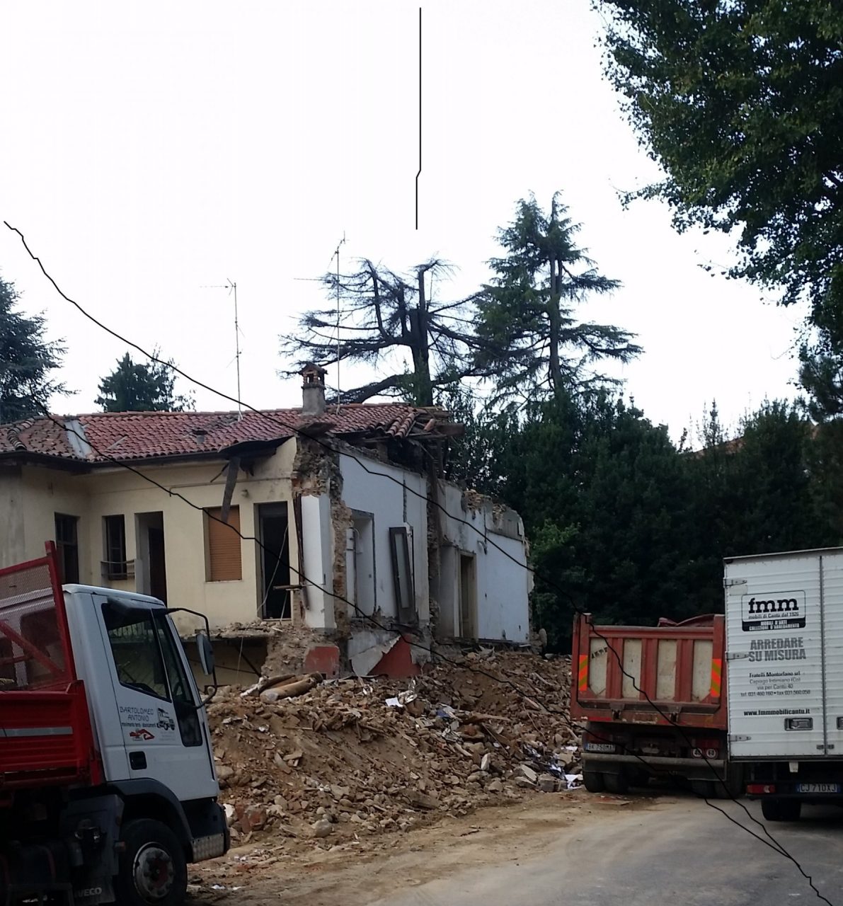 Abbattuta casa in centro Cantù