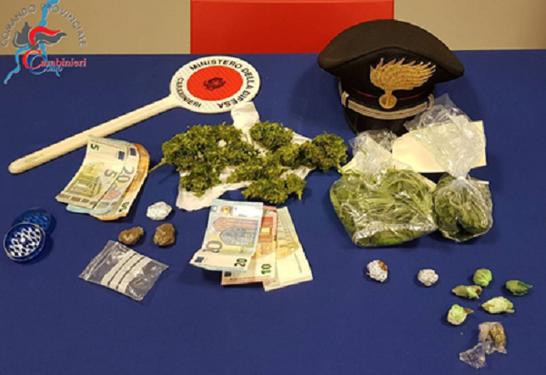 Spacciano al parco tra mamme e bambini, arrestati