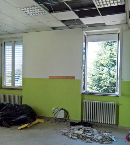 Ad Albiolo cade il controsoffitto della scuola primaria