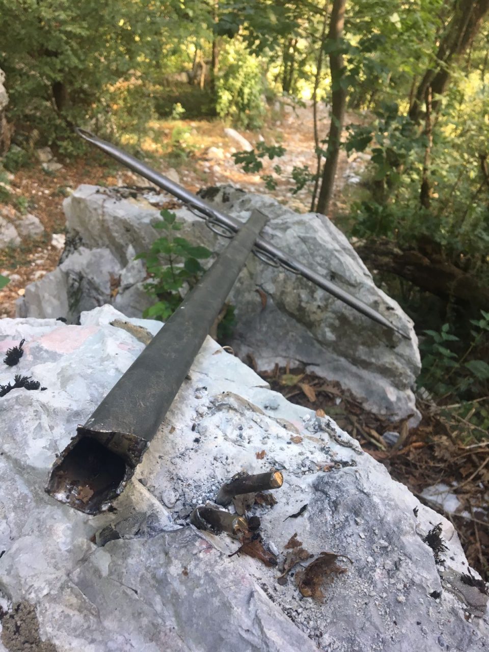Sacrilegio a Crevenna, fatte a pezzi le croci