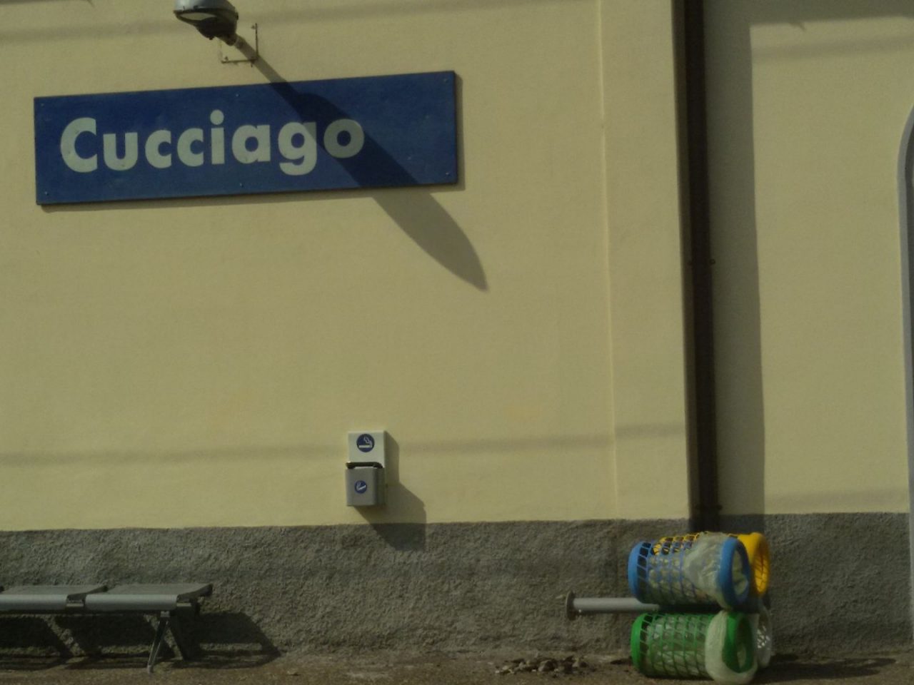 Vandali sradicano i cestini della stazione di Cucciago