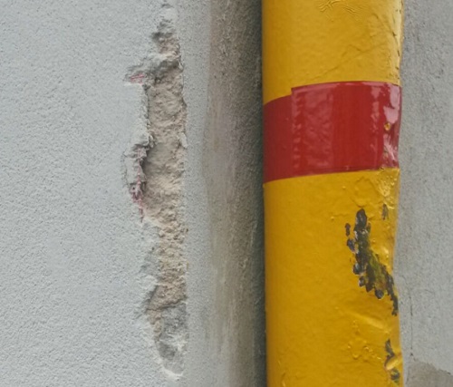 Un erbese protesta: “I tir mi stanno distruggendo casa”