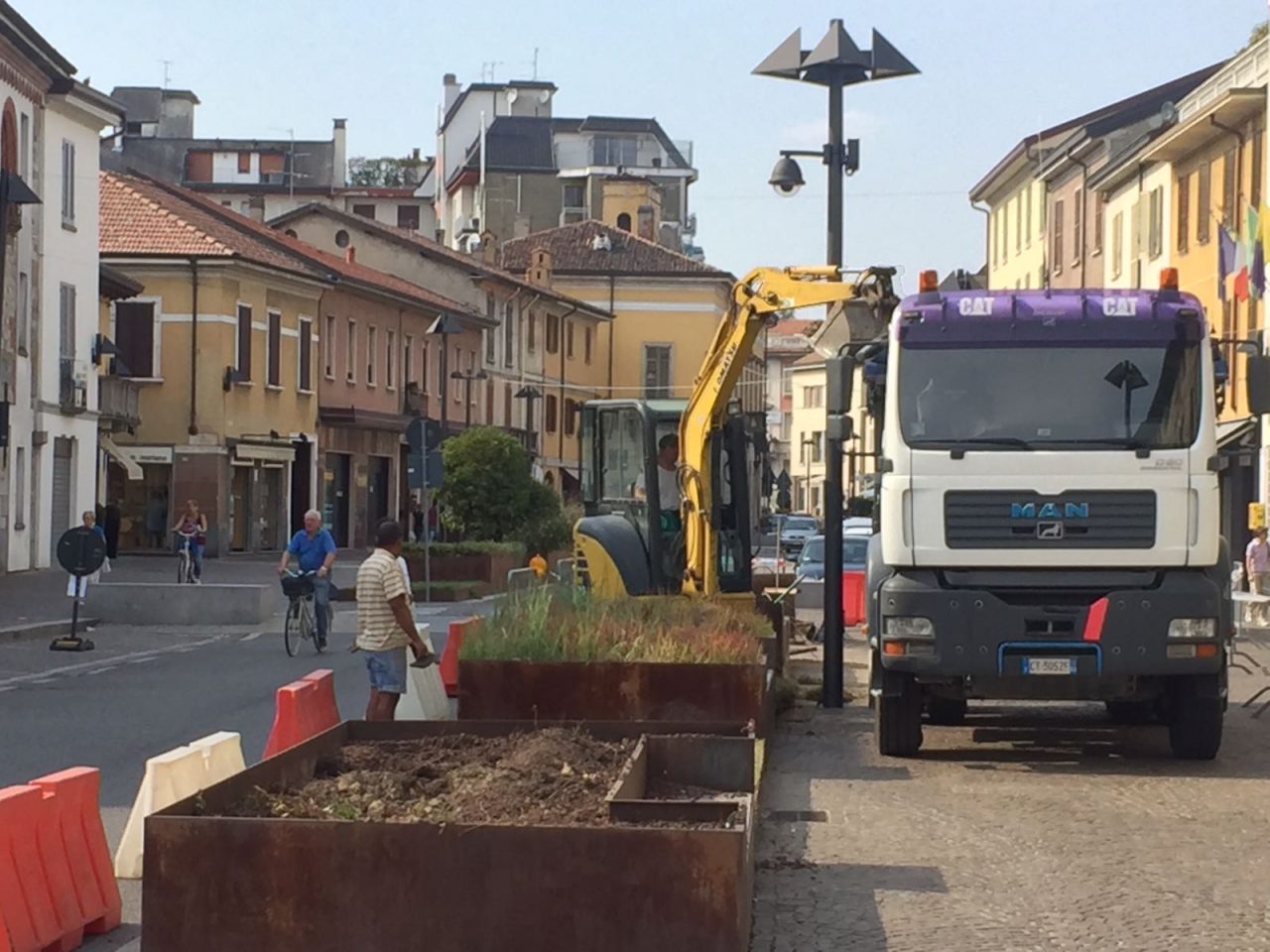Mariano, via una fioriera in piazza Roma. FOTO