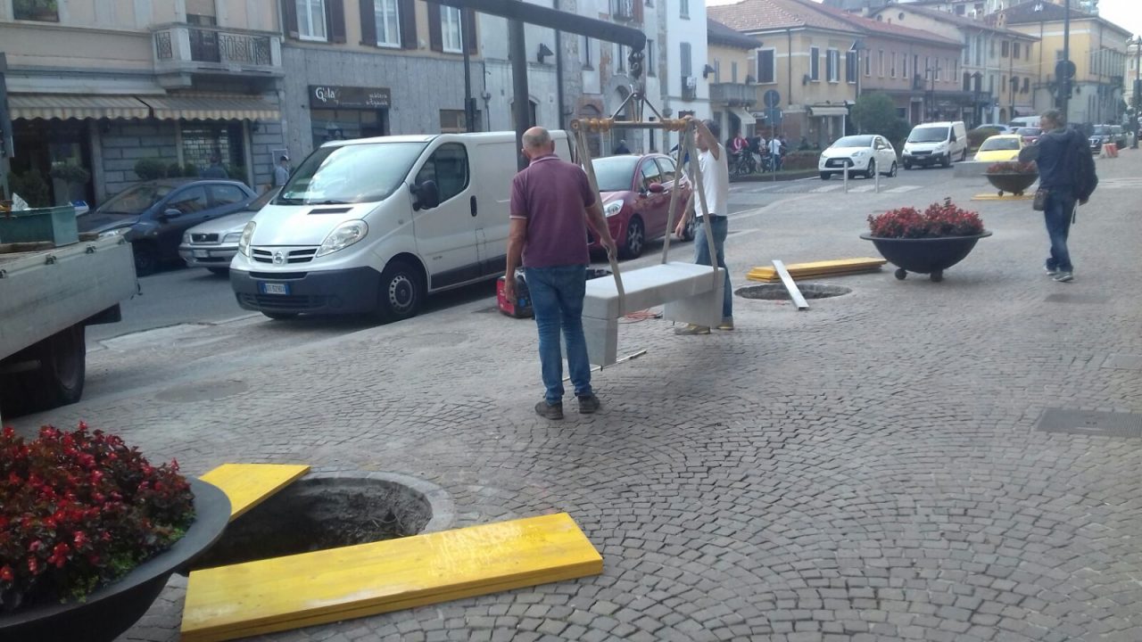 In piazza Roma a Mariano arrivano le nuove panchine. FOTO