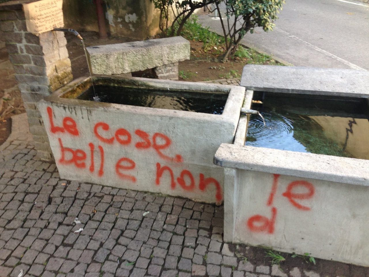 Insulti al vandalo di piazza del Fante a Lurate