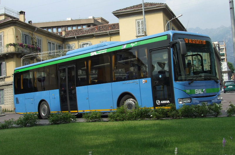 Si fa prestare il cellulare da un anziano e scappa
