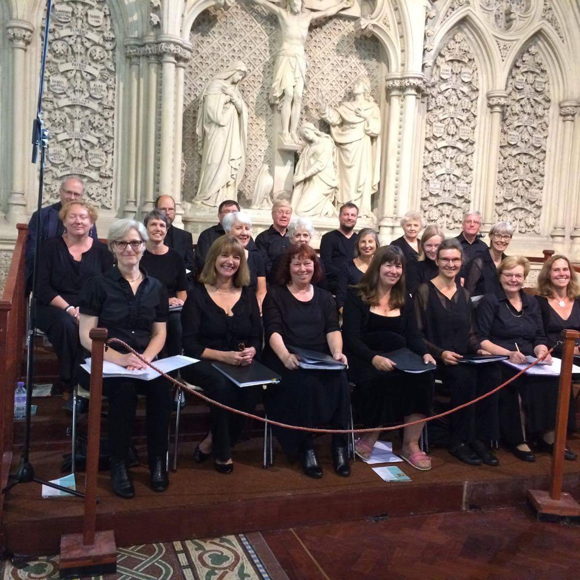 Coro internazionale in chiesa a Civello