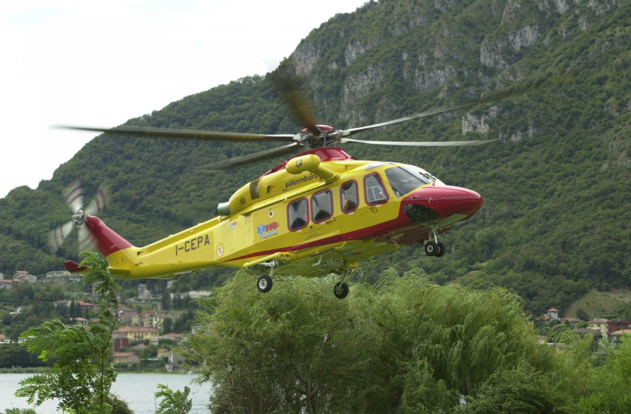 Scivola nel dirupo, donna soccorsa con l’elicottero