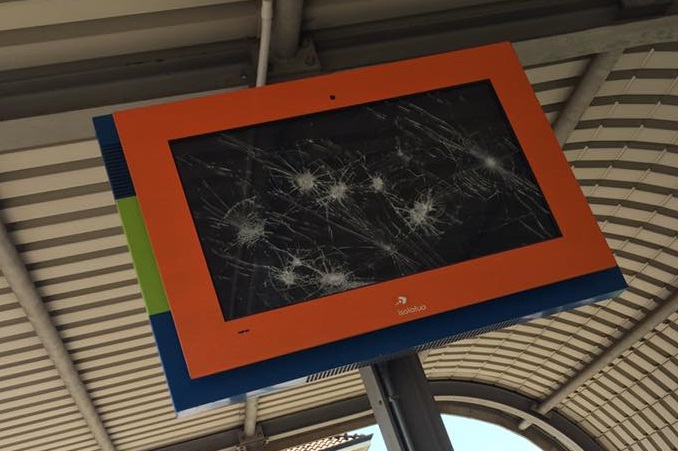 Preso a sassate il tabellone della stazione di Rovellasca
