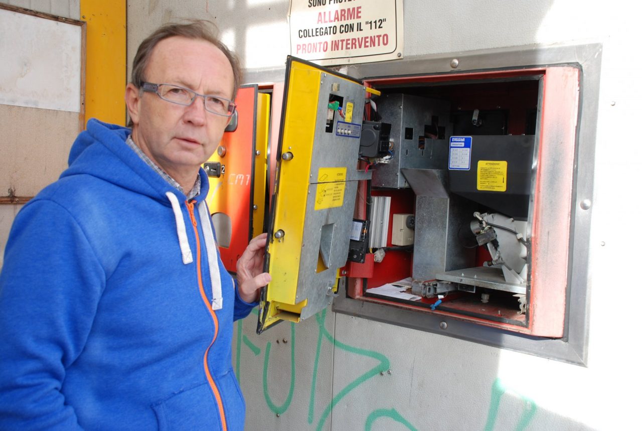 Furto all’autolavaggio di Turate, rubano anche i gettoni