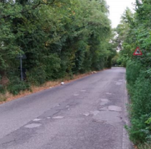 Via Sant’Agostino a Mariano: buche, rifiuti e rattoppi stradali