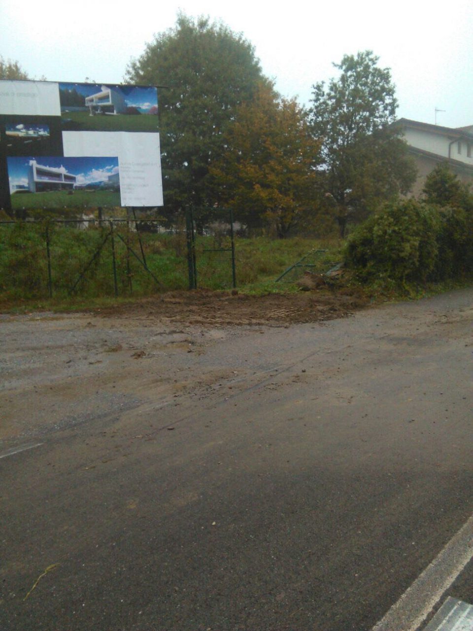 Incidente Carugo: finisce contro una recinzione FOTO