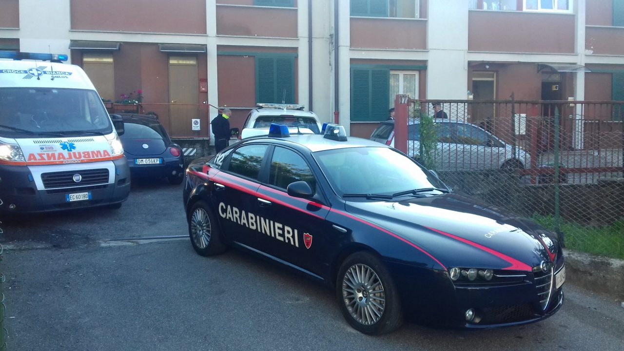 Donna sul tetto lancia tegole in cortile FOTO