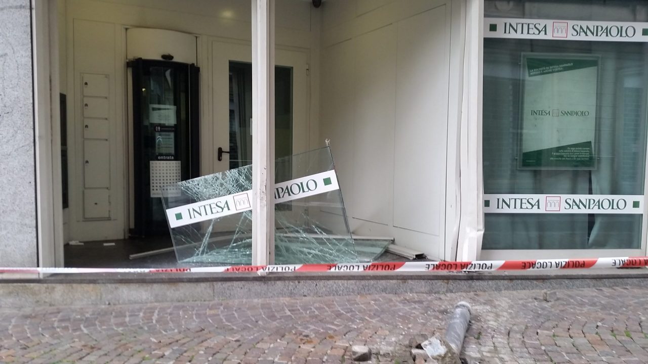 Banca in piazza, sfondato l’ingresso
