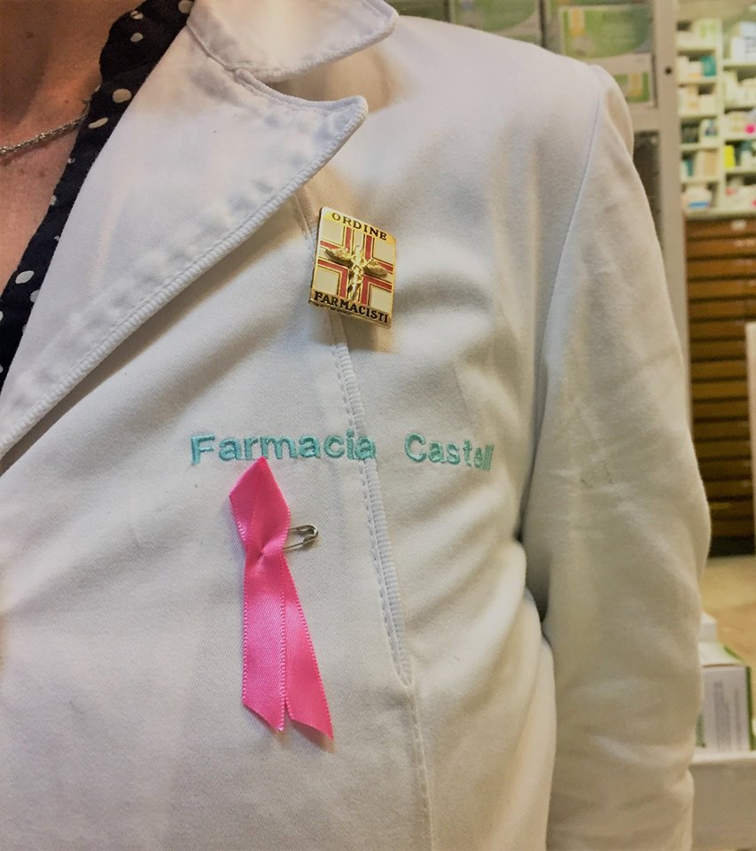 In farmacia Castelli con il nastro rosa per la lotta al tumore al seno