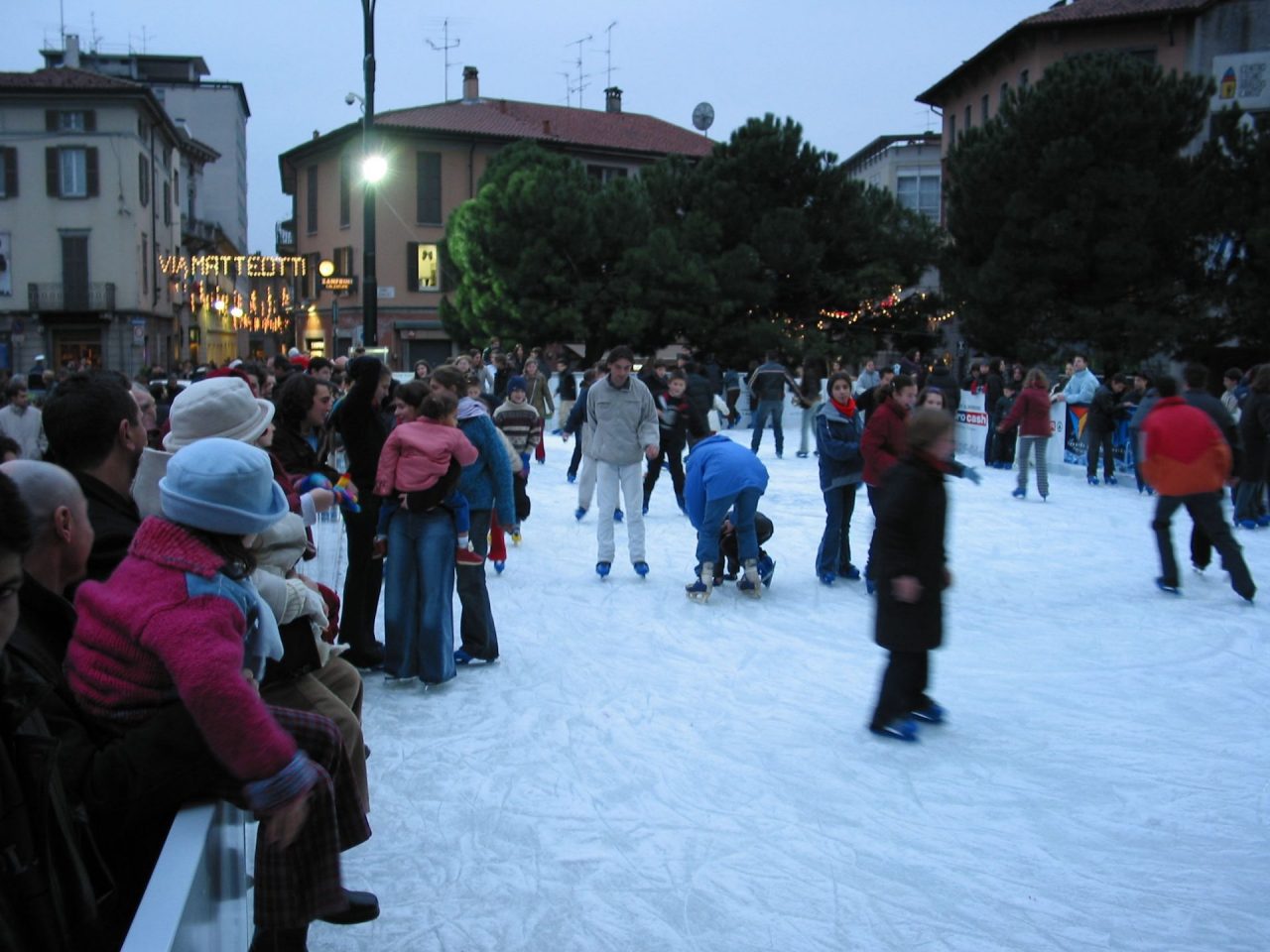 Pista da ghiaccio in piazza Roma. Il regalo piace ai marianesi?