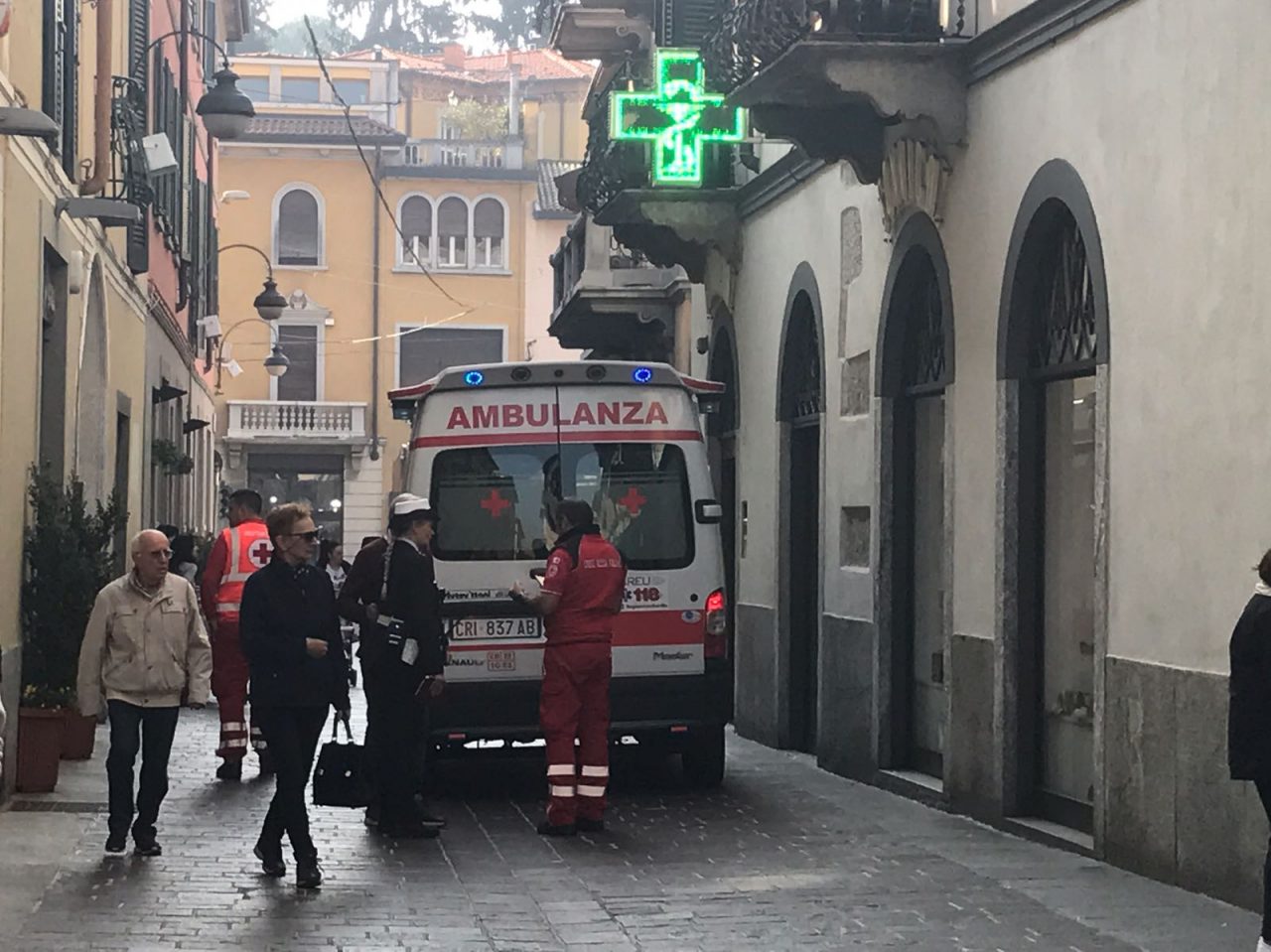 Si sente male in farmacia a Cantù