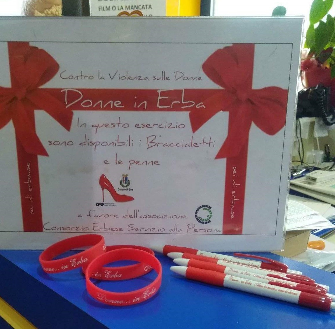 “Donne in Erba”, ecco dove trovare i braccialetti e le penne originali
