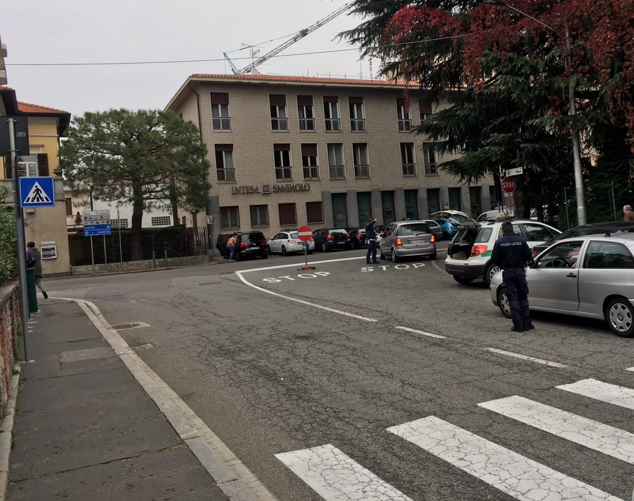 Raffica di multe, auto contromano fuori dal mercato
