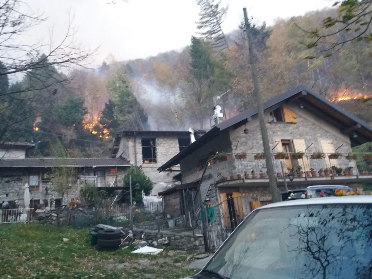 Incendi Lombardia ultimi aggiornamenti da Tavernerio e Veleso FOTO e VIDEO