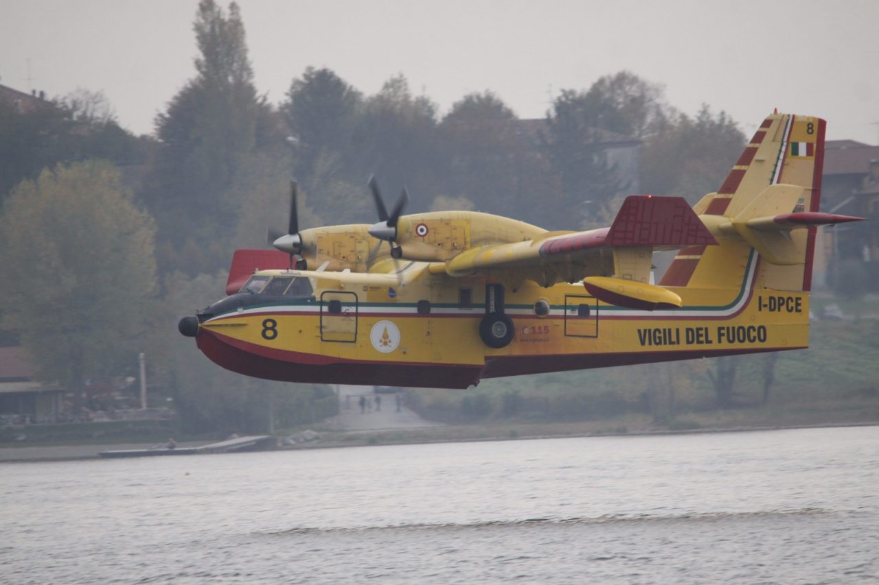 Incendio Tavernerio: ancora fiamme, al lavoro i canadair