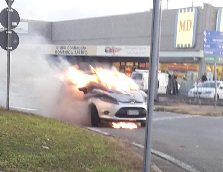 Auto in fiamme a Vertemate