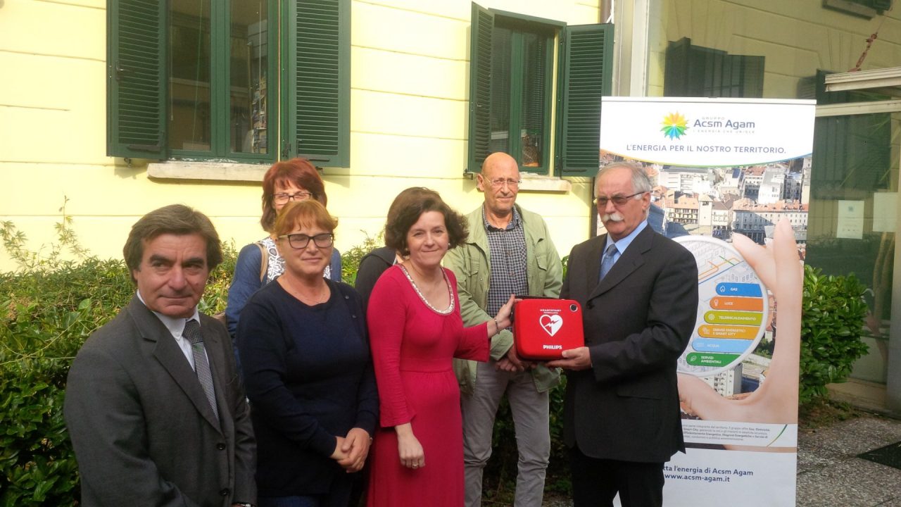 Donato defibrillatore da Acsm alla scuola di Menaggio