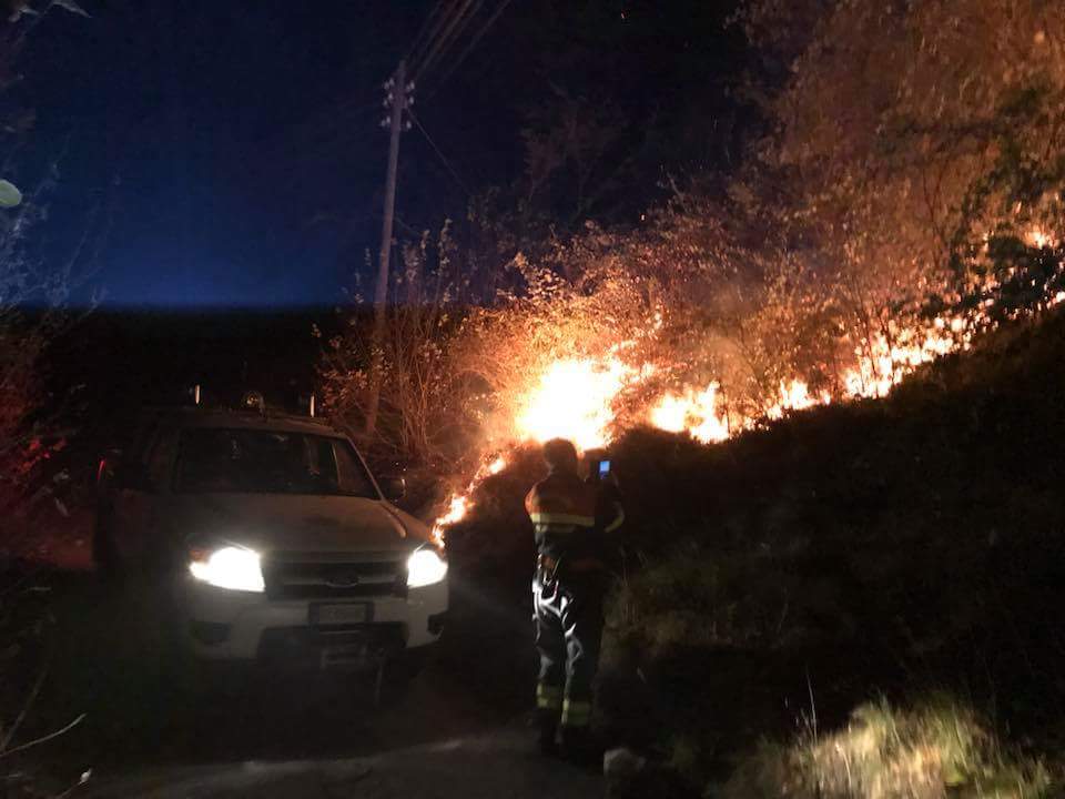 Incendio a Tavernerio quasi spento, Veleso brucia ancora