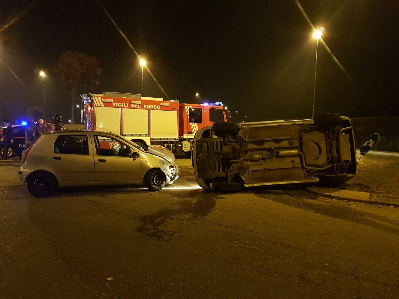 Spaventoso incidente, auto si ribalta
