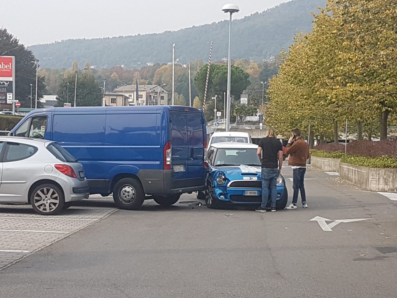 Erba, incidente nel parcheggio del centro commerciale